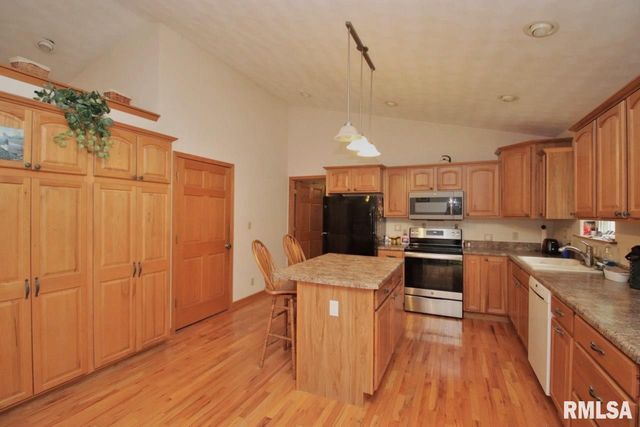 143 ELMRIDGE Circle, East Peoria, IL 61611