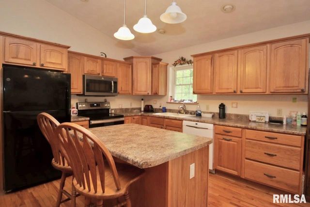 143 ELMRIDGE Circle, East Peoria, IL 61611