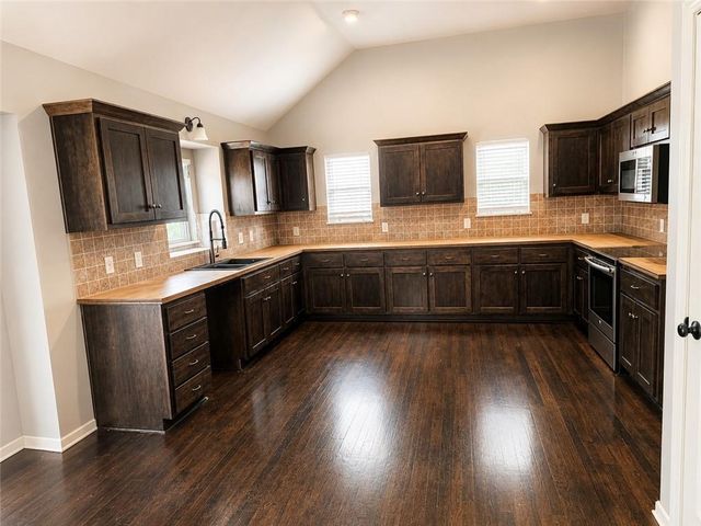 412 Duncan Drive, Liberty, MO 64068
