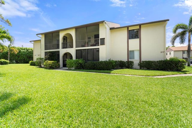 317 Knotty Pine Circle D-2, Greenacres, FL 33463
