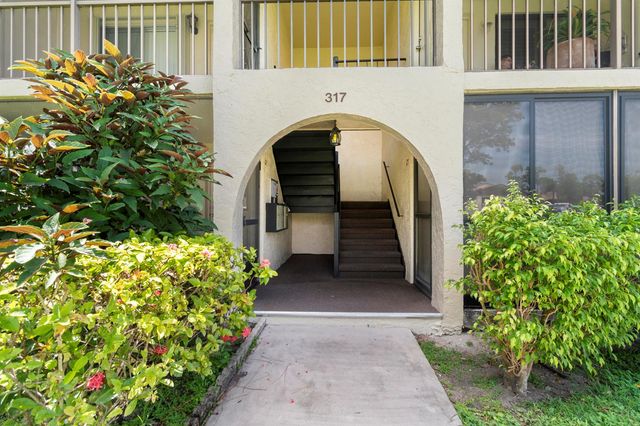 317 Knotty Pine Circle D-2, Greenacres, FL 33463