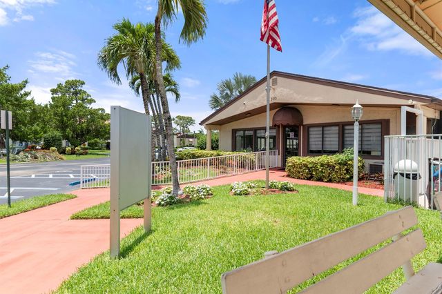 317 Knotty Pine Circle D-2, Greenacres, FL 33463