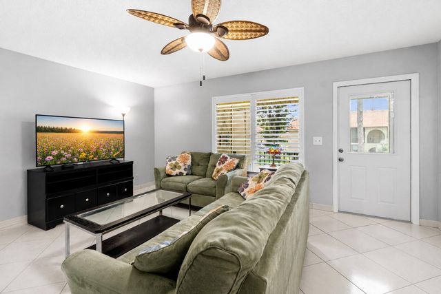 317 Knotty Pine Circle D-2, Greenacres, FL 33463