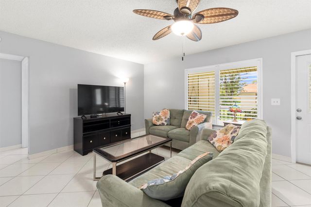 317 Knotty Pine Circle D-2, Greenacres, FL 33463