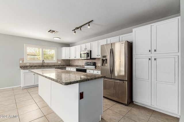 8753 W SALTER Drive, Peoria, AZ 85382