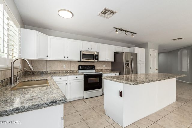 8753 W SALTER Drive, Peoria, AZ 85382