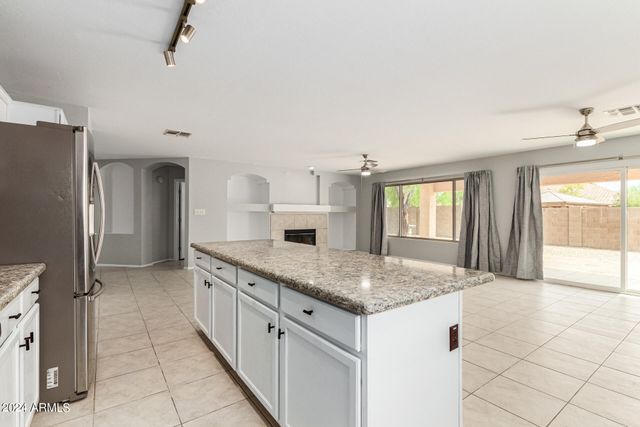 8753 W SALTER Drive, Peoria, AZ 85382