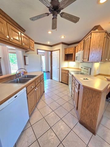 587 Tournament Drive, Mountain View, AR 72560