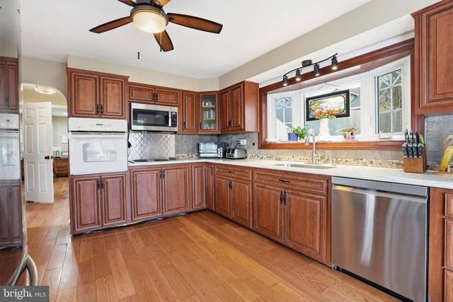 100 HILLCREST AVE, Morrisville, PA 19067