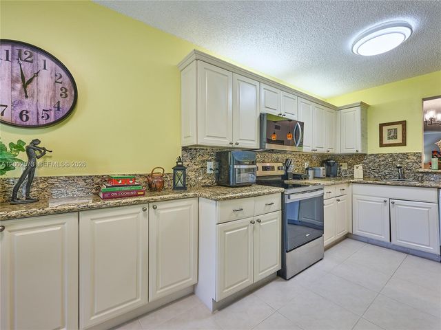 10143 Mangrove Drive 303, Boynton Beach, FL 33437