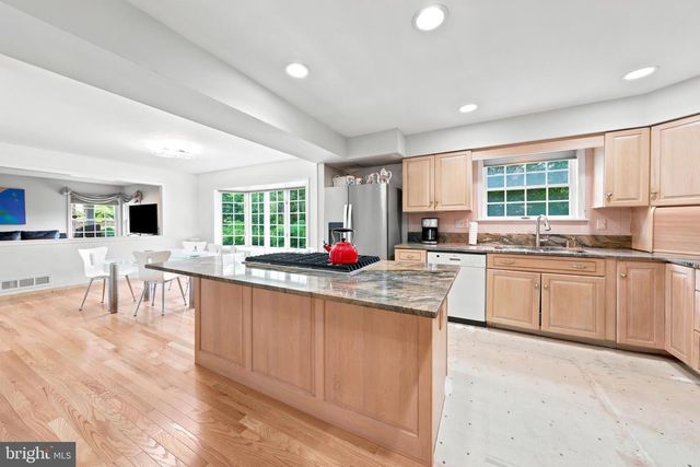 261 E KINGS HWY, Audubon, NJ 08106