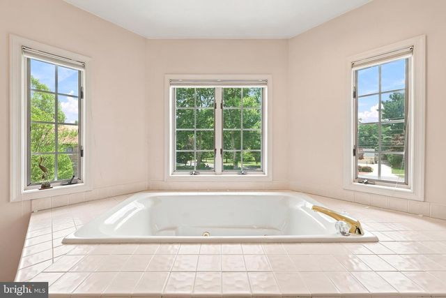 261 E KINGS HWY, Audubon, NJ 08106