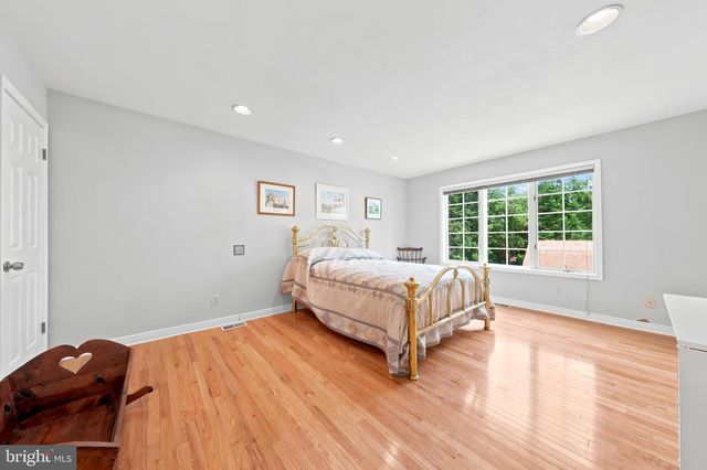 261 E KINGS HWY, Audubon, NJ 08106