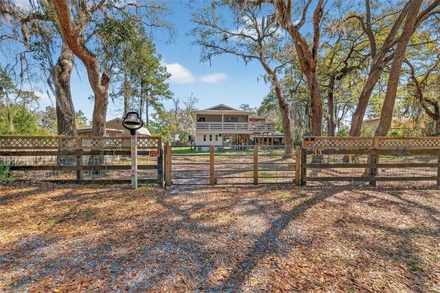 33 Warren Ave, Waverly, GA 31565