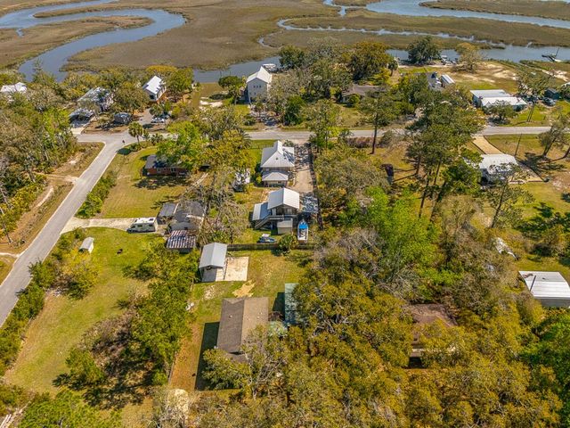 33 Warren Ave, Waverly, GA 31565