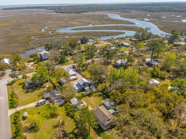 33 Warren Ave, Waverly, GA 31565