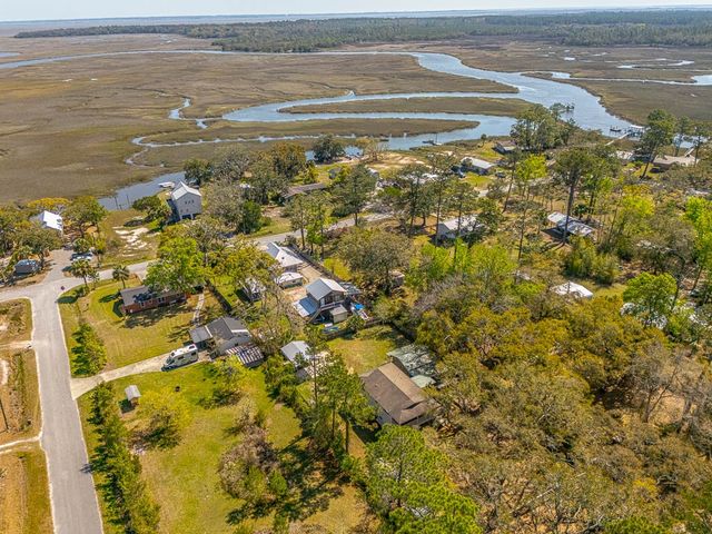 33 Warren Ave, Waverly, GA 31565