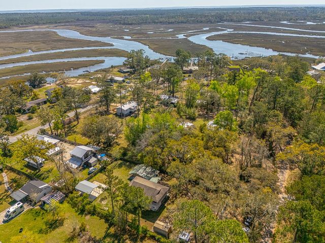 33 Warren Ave, Waverly, GA 31565