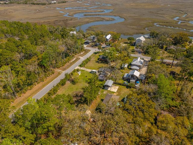 33 Warren Ave, Waverly, GA 31565