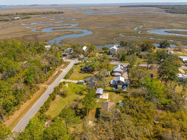 33 Warren Ave, Waverly, GA 31565