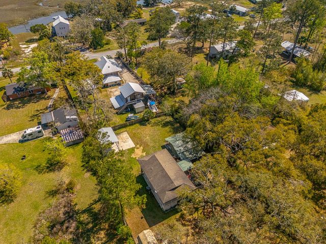 33 Warren Ave, Waverly, GA 31565