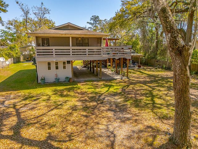 33 Warren Ave, Waverly, GA 31565