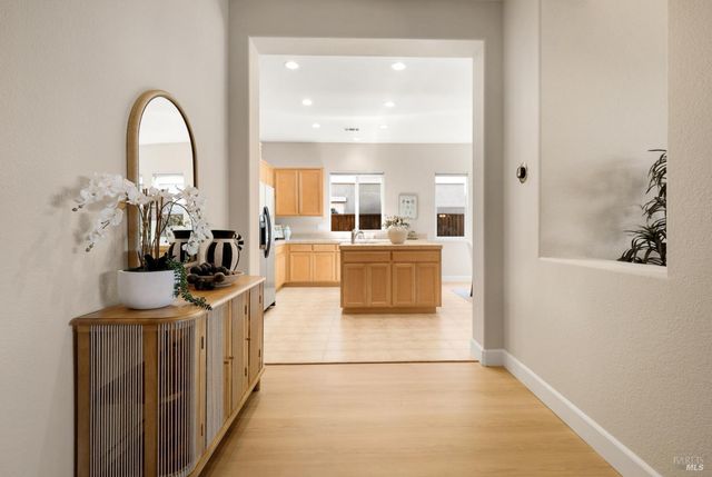 215 Brighton Cir, Vacaville, CA 95687