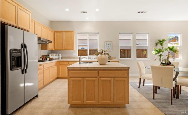 215 Brighton Cir, Vacaville, CA 95687