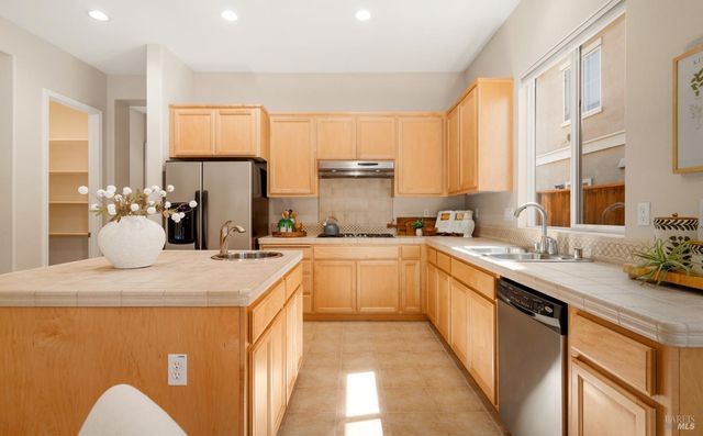215 Brighton Cir, Vacaville, CA 95687