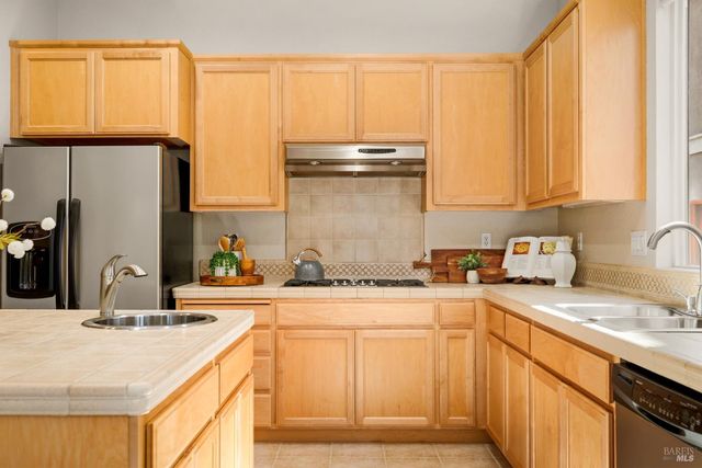 215 Brighton Cir, Vacaville, CA 95687