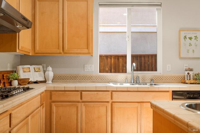 215 Brighton Cir, Vacaville, CA 95687