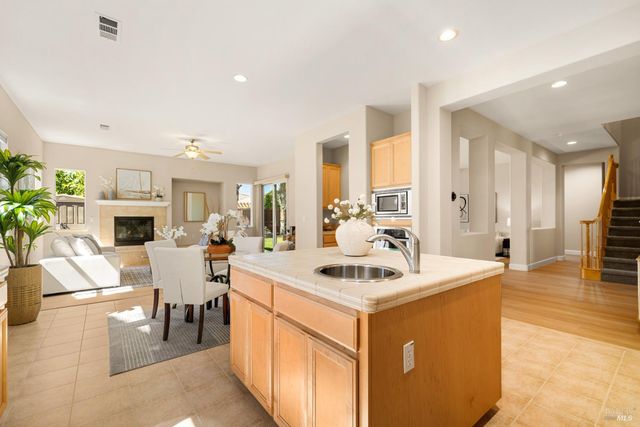 215 Brighton Cir, Vacaville, CA 95687