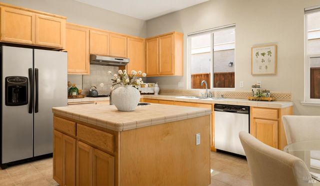 215 Brighton Cir, Vacaville, CA 95687