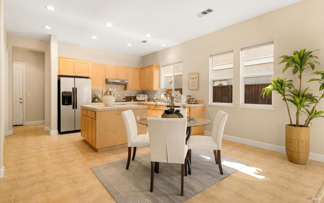 215 Brighton Cir, Vacaville, CA 95687