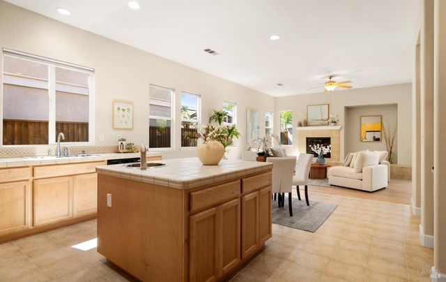 215 Brighton Cir, Vacaville, CA 95687