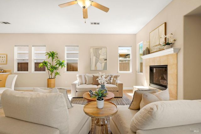 215 Brighton Cir, Vacaville, CA 95687