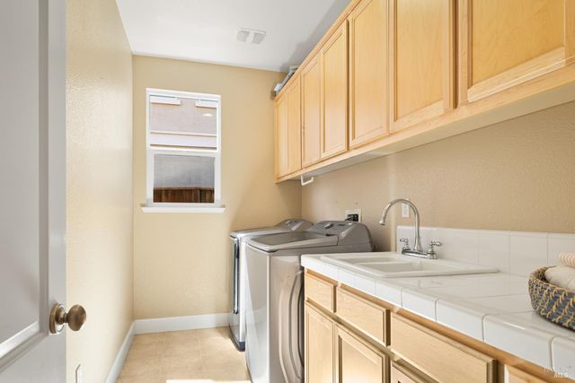 215 Brighton Cir, Vacaville, CA 95687