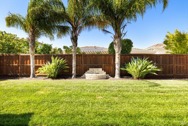 215 Brighton Cir, Vacaville, CA 95687