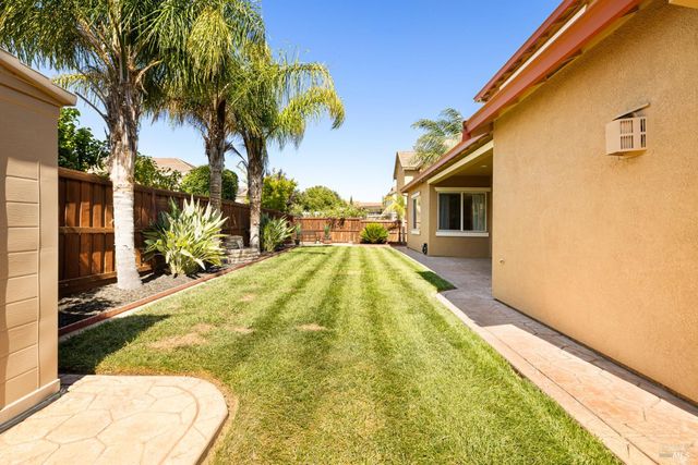215 Brighton Cir, Vacaville, CA 95687