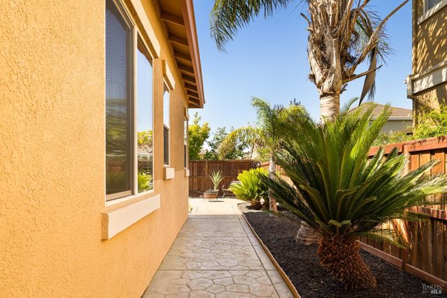 215 Brighton Cir, Vacaville, CA 95687