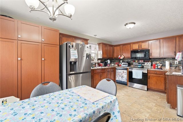 6022 Pine View Court, Jeffersonville, IN 47130