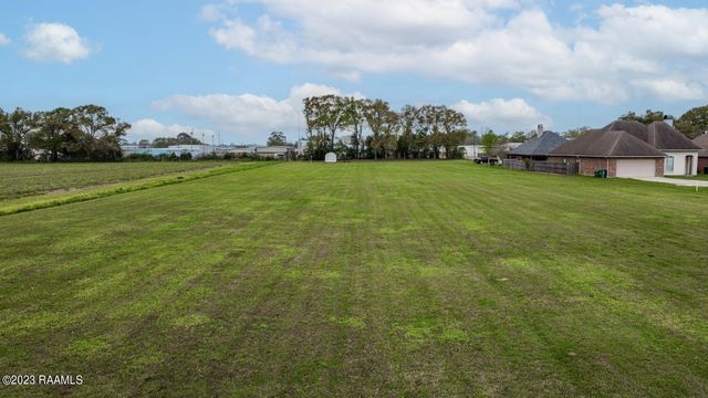 211 N Eola Road, Broussard, LA 70518