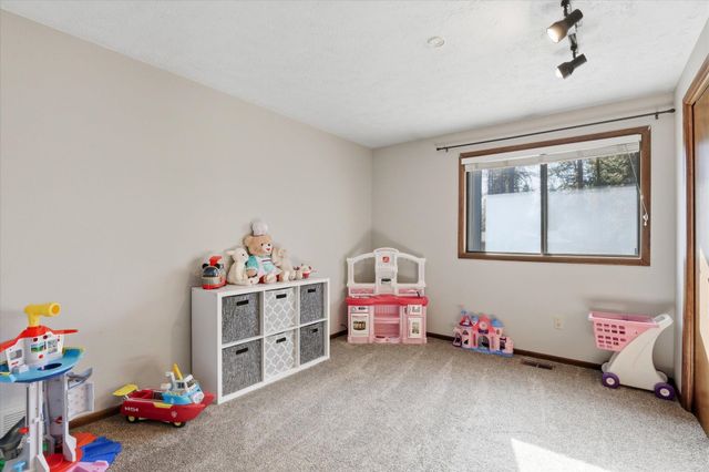 15810 N Pineview Cir, Spokane, WA 99208