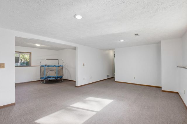 15810 N Pineview Cir, Spokane, WA 99208