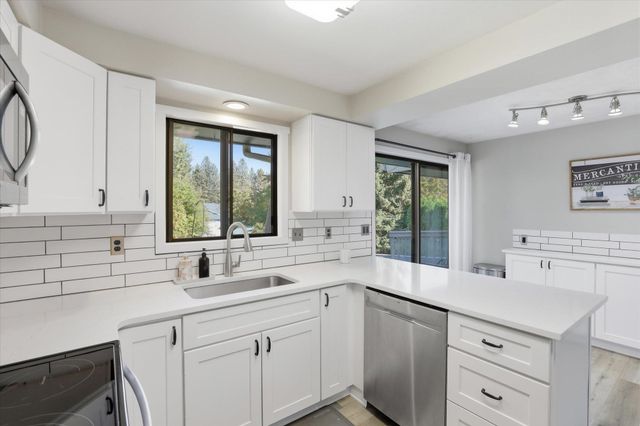 15810 N Pineview Cir, Spokane, WA 99208