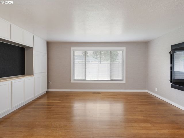 1320 Ne 17TH St, Gresham, OR 97030