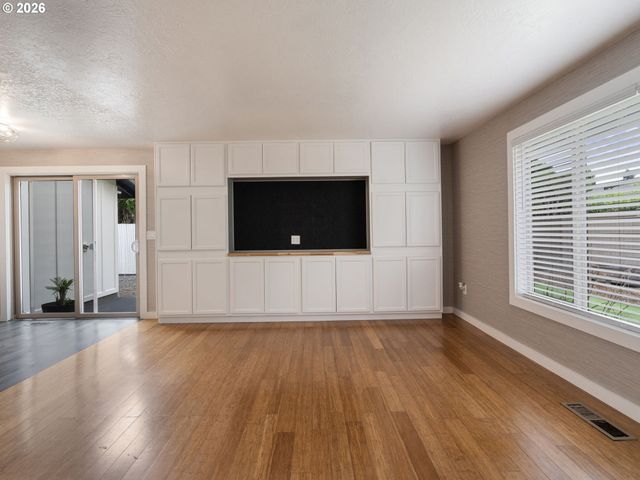 1320 Ne 17TH St, Gresham, OR 97030