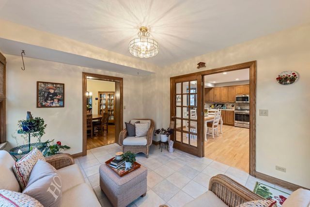 909 S Wheaton Avenue, Wheaton, IL 60189