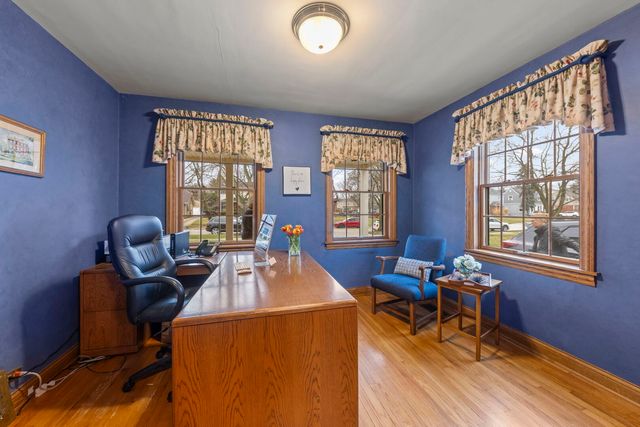 909 S Wheaton Avenue, Wheaton, IL 60189