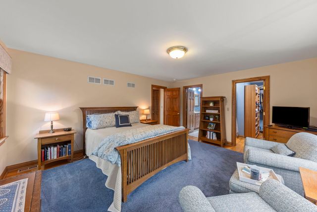 909 S Wheaton Avenue, Wheaton, IL 60189